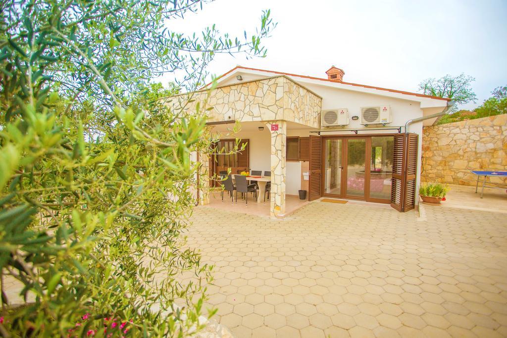Villa Lara Karojba Szoba fotó