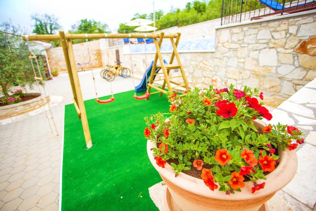 Villa Lara Karojba Szoba fotó